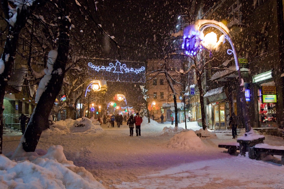 Zakopane (źródło: https://commons.wikimedia.org/wiki/File:Zakopane_ulica_Krupowki_zima_noc-by_Robert_Parma.jpg)