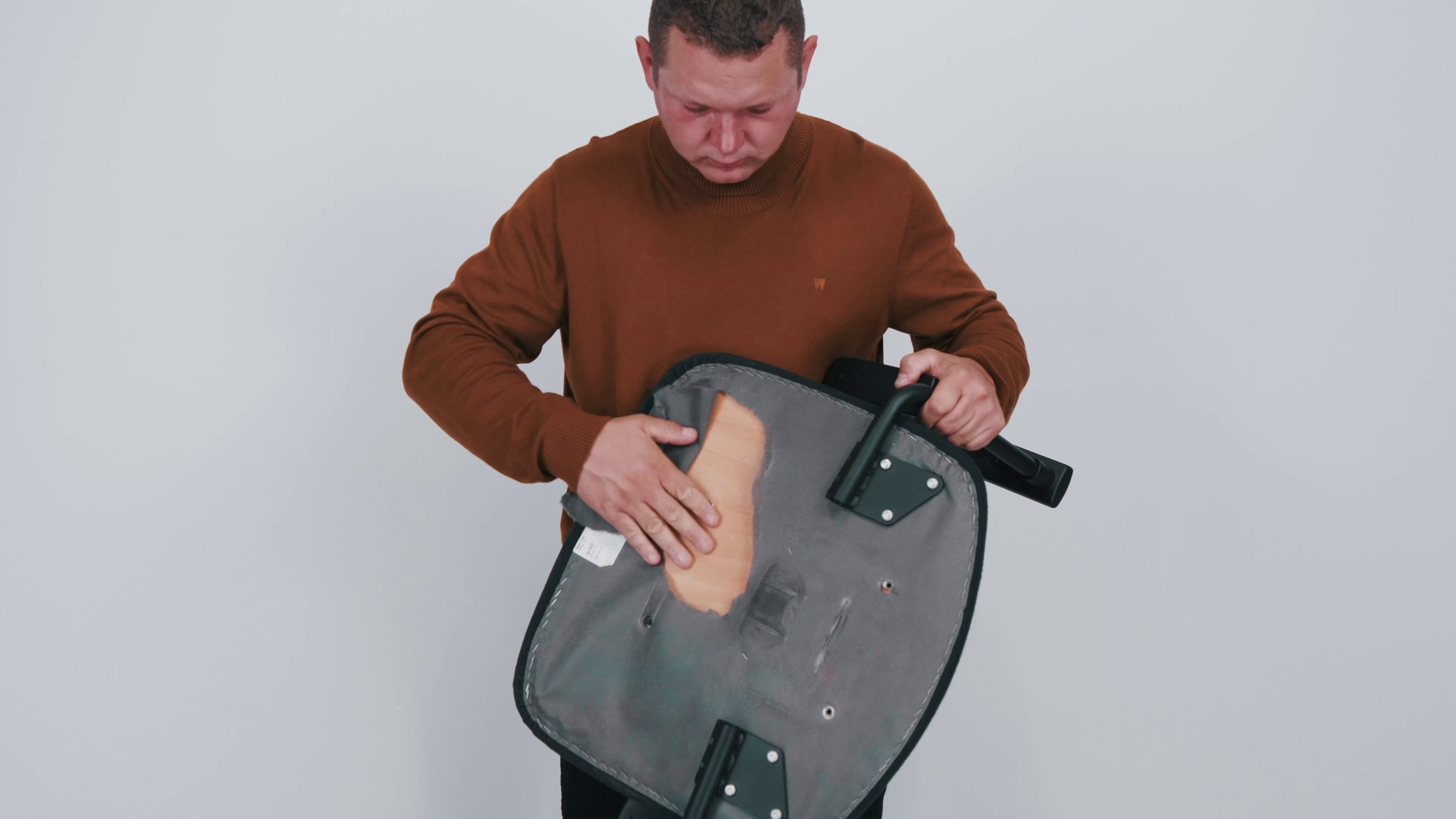 Fotel biurowy – klucz do zdrowia, komfortu i efektywności w pracy 6 Siedzisko w tanim fotelu. Źródło: Brastech