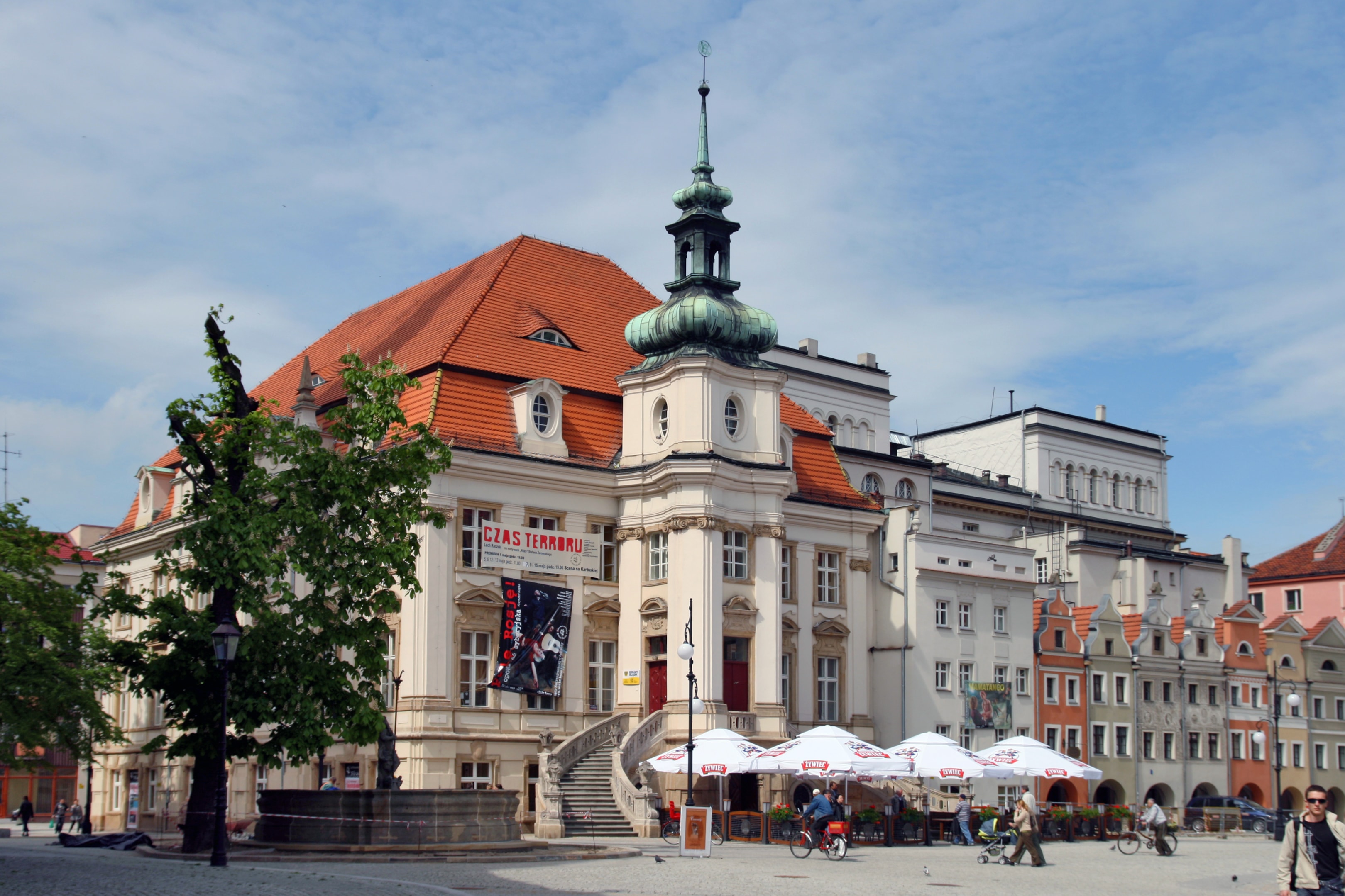 Rynek w mieście Legnica w województwie dolnośląskim. Źródło: https://commons.m.wikimedia.org/wiki/File:Legnica_-_Rynek_-_Dawny_Ratusz_01.jpg