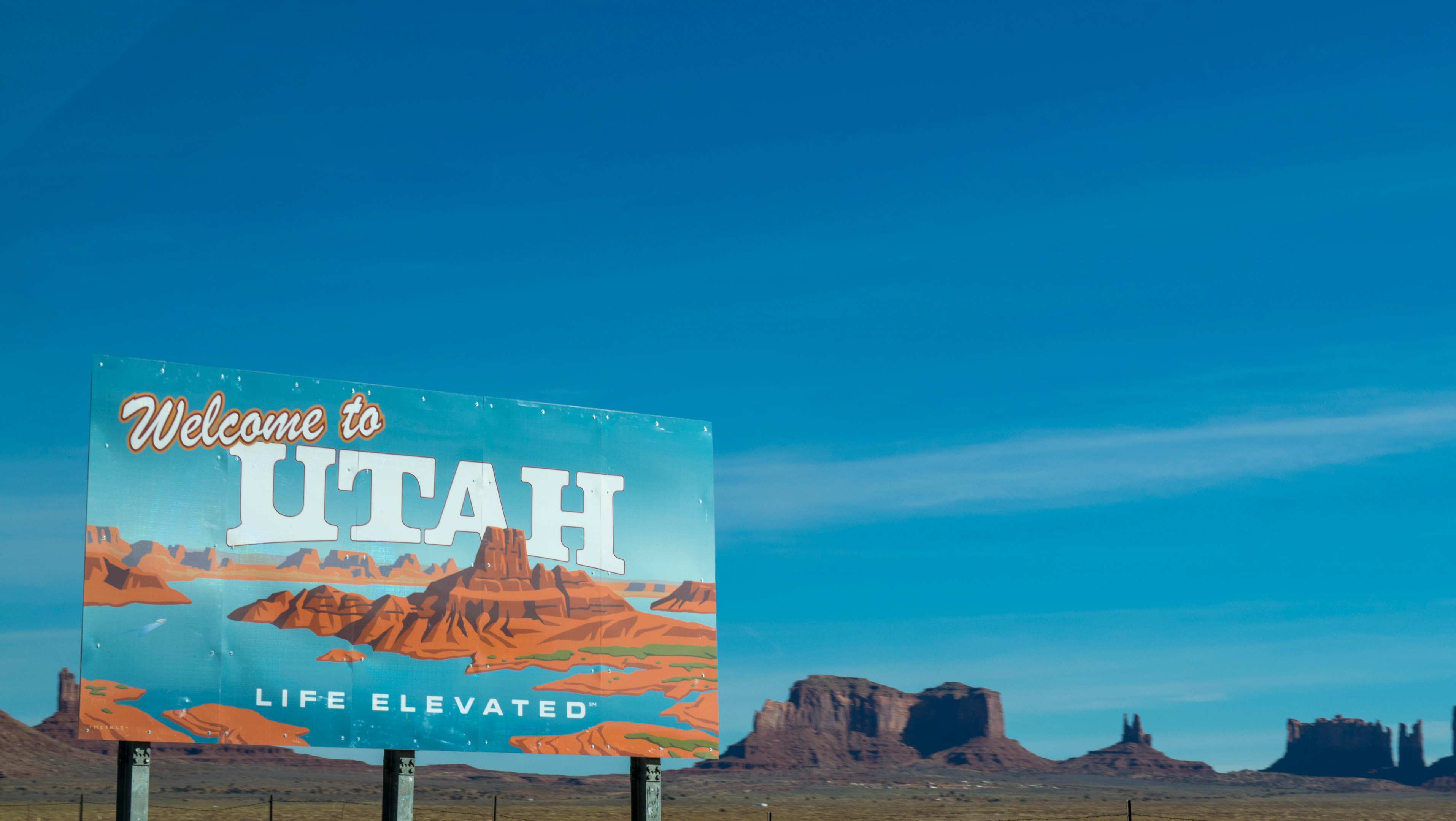 Welcome to Utah sign with desert backdrop. 