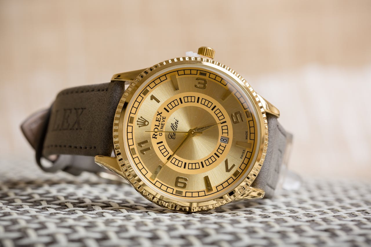 Luxusuhr in Gold in einem Uhrengeschäft.