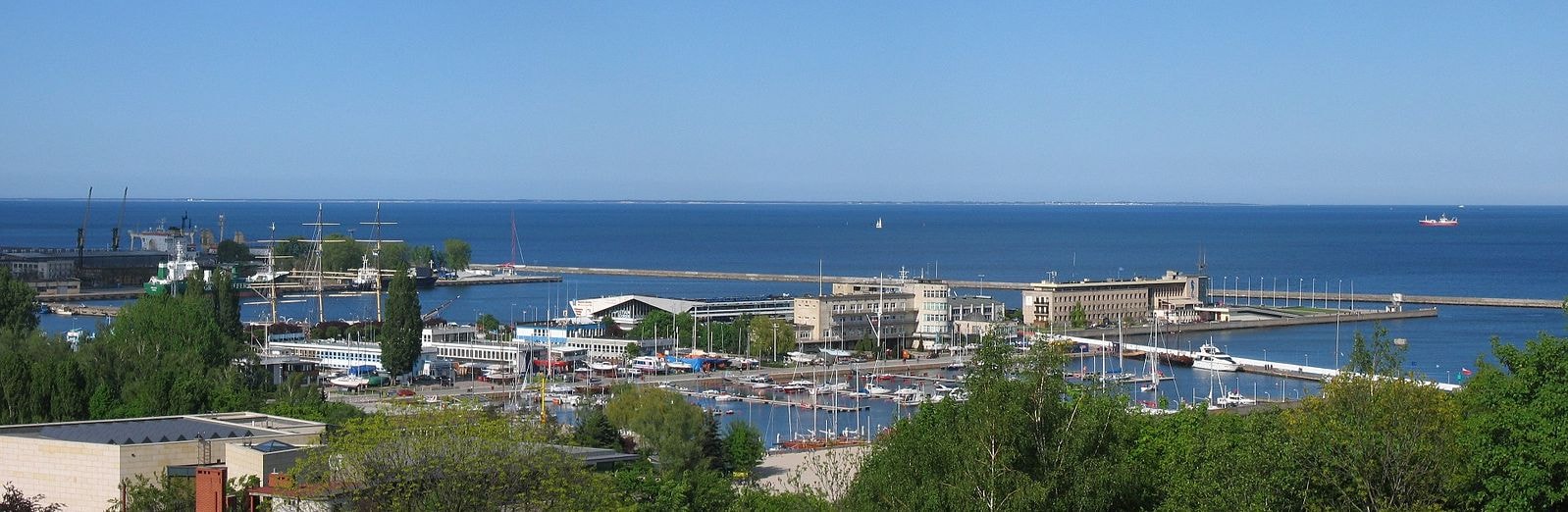 Panorama na zatokę Gdańską, którą widać z Kamiennej Góry. (źródło: https://commons.wikimedia.org/wiki/File:Pl-gdynia-kamienna-gora-panorama.jpg)