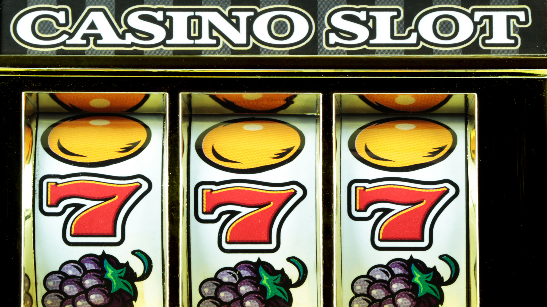Klassieke casino slot met drie rollen, rode zevens, druiven en fruitsymbolen.