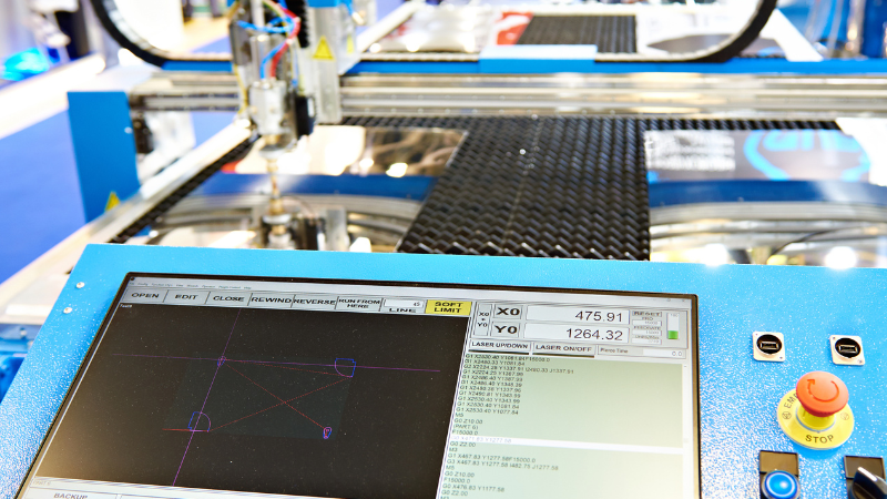 Screens for real-time monitoring of the laser cutting process.