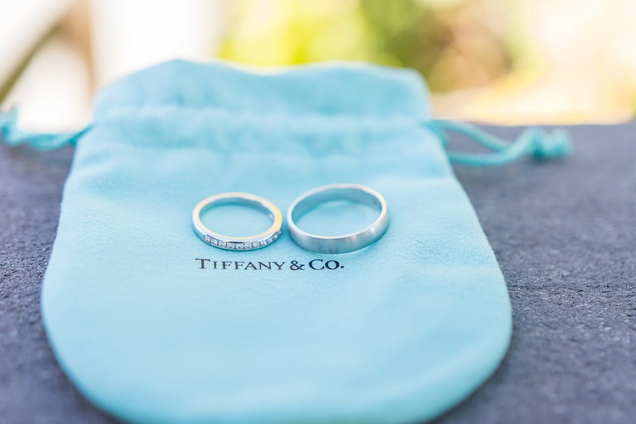 Ein Tiffany Co. Ring mit Diamanten ist ebenfalls eine gute gute Wahl für die Hochzeit. 
