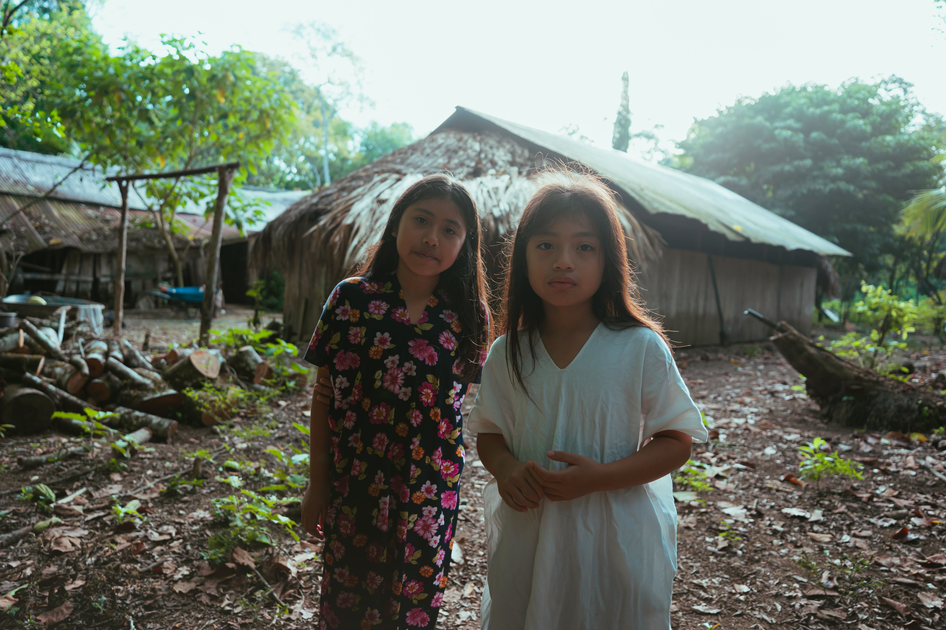 Two Amazon kids illustrate the countries in Spanish in the South America jungle.