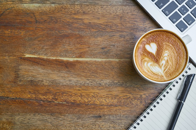 Coffee Badging – der Trend erfüllt die Pflicht, nicht nur zu Hause zu Arbeiten – Angestellte sollen Schritt für Schritt durch diesen Arbeitstrend an die Büropflicht gewöhnt werden.