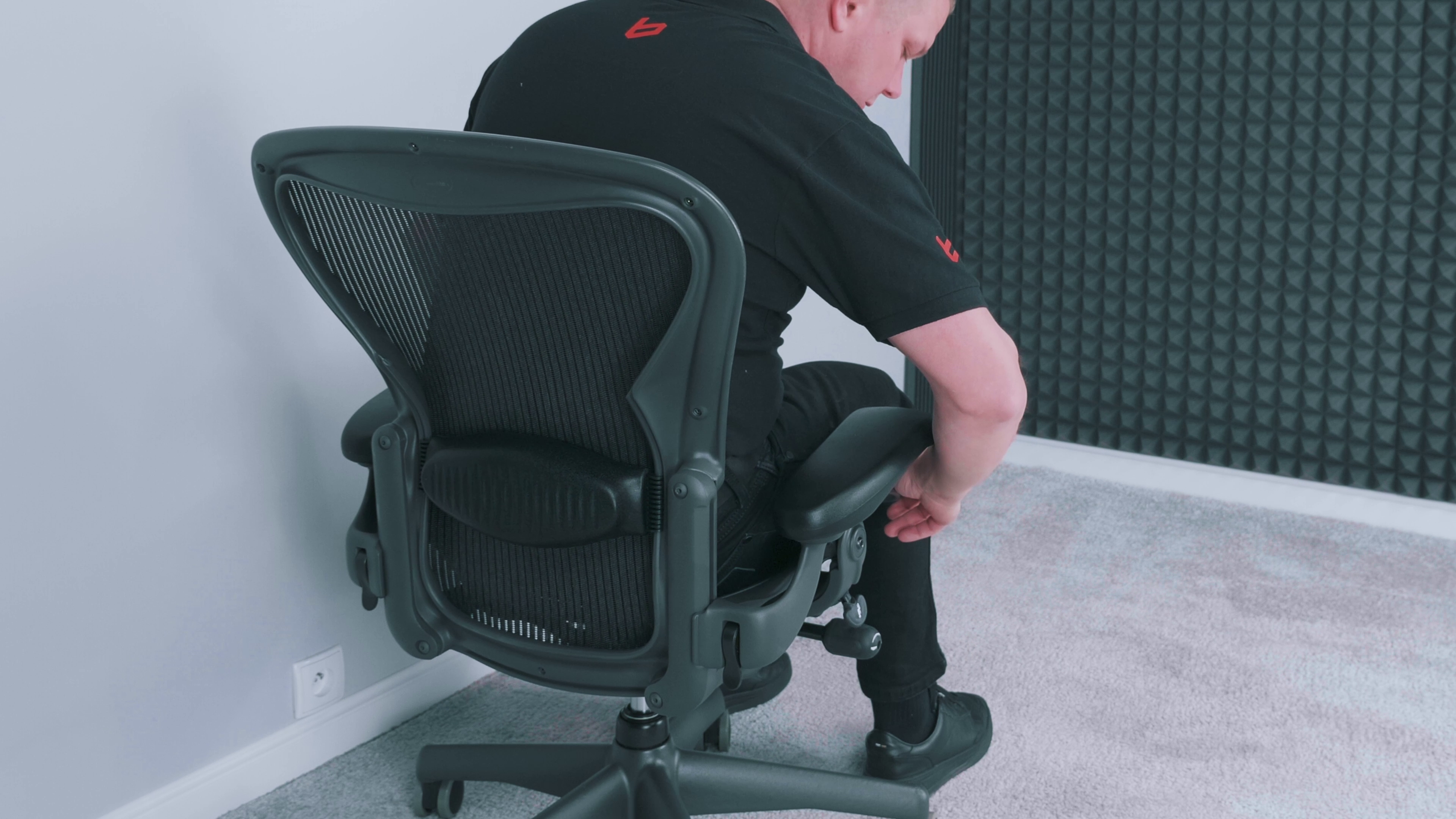 Herman Miller Aeron – porównanie rozmiarów A, B i C. Jak dobrać idealny rozmiar? 8 Ustawianie regulacji w Herman Miller Aeron B. Źródło: Brastec