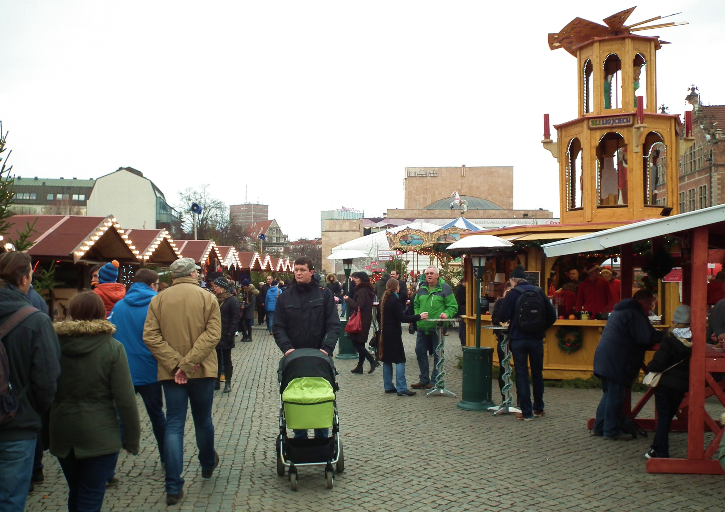 Jarmark świąteczny (źródło: https://commons.wikimedia.org/wiki/File:Christmas_2015_in_Gdansk_(2).JPG)