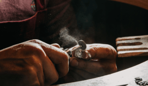 Juvelyras atlieka papuošalų taisymą dirbtuvėse – topdiamonds.online