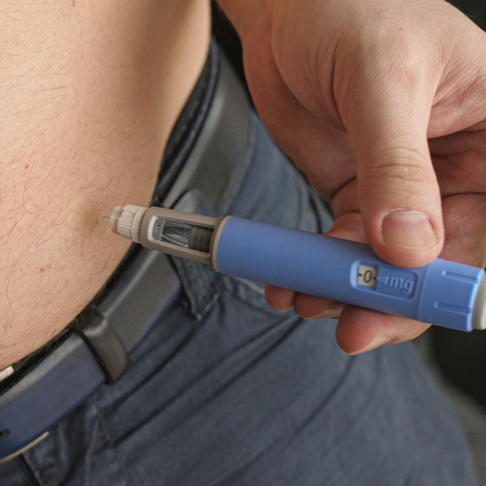 A person taking semaglutide injections to reduce body fat and improve body composition