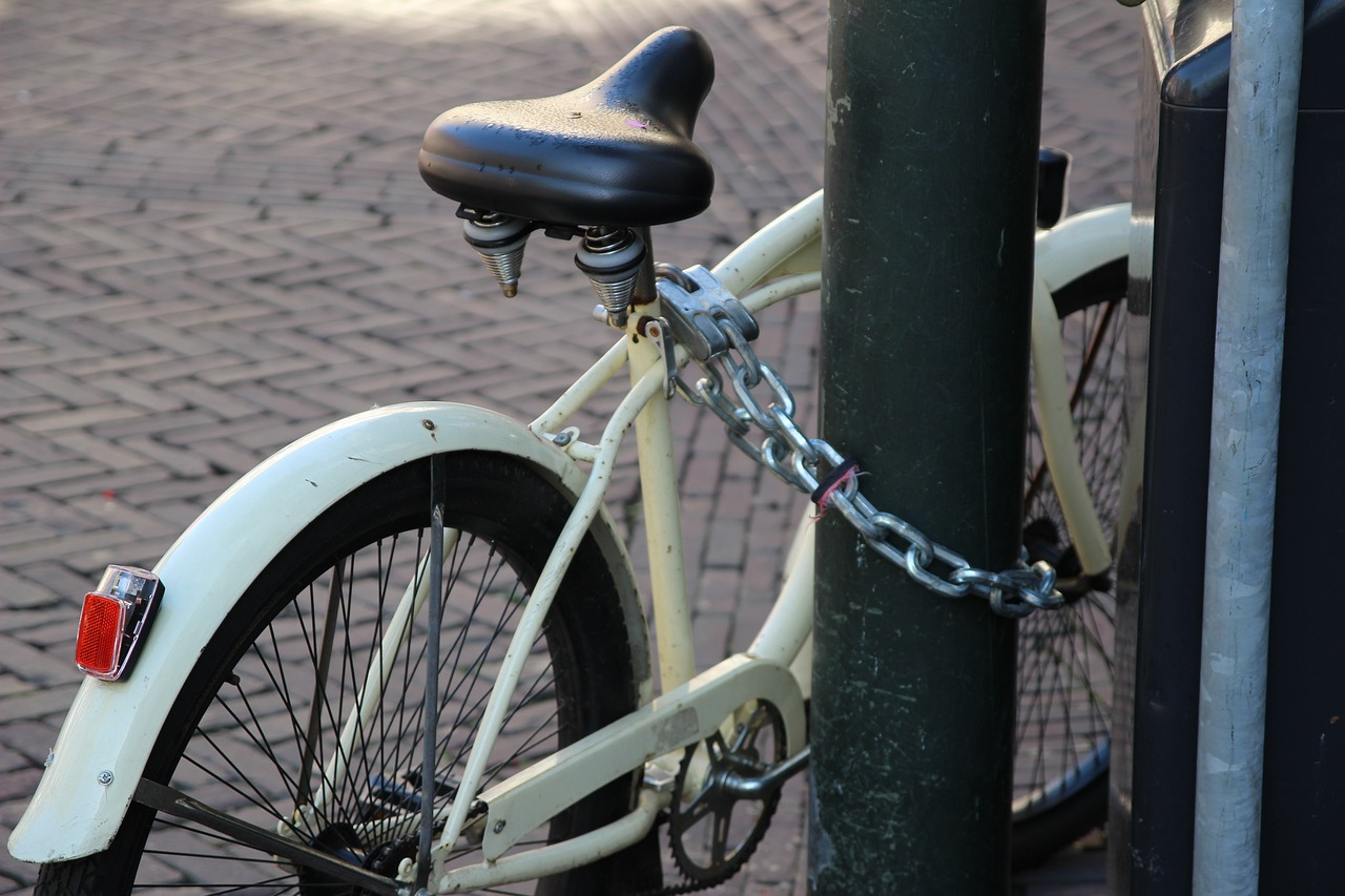 Bicicleta presa no poste com cadeado de corrente - Fonte: Pixabay.