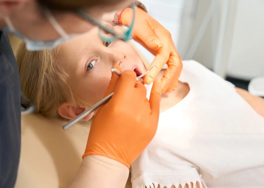 Kind beim Zahnarztbesuch