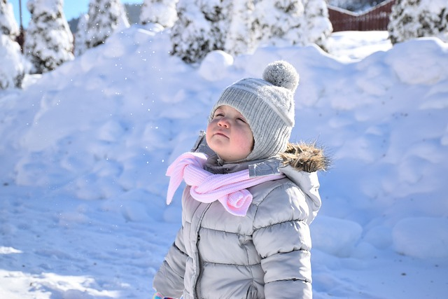 Dziecko ubrane w zimowy strój na spacer