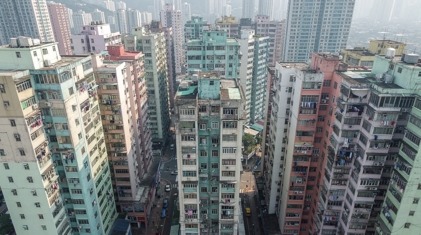 香港密集住宅區鳥瞰圖，展示繁忙都市生活環境，反映居民在競爭激烈的市場中對各類貸款產品的需求。