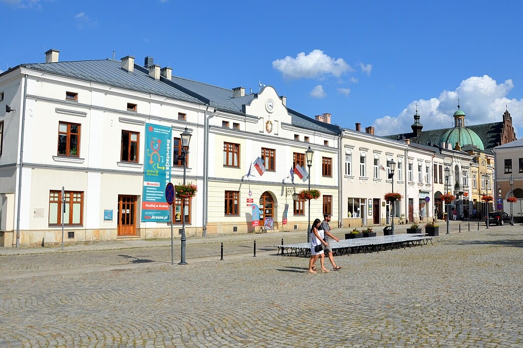 Zabudowa centrum miasta Krosno. Źródło: https://commons.m.wikimedia.org/wiki/File:02021_0993_August_2021_in_Krosno.jpg