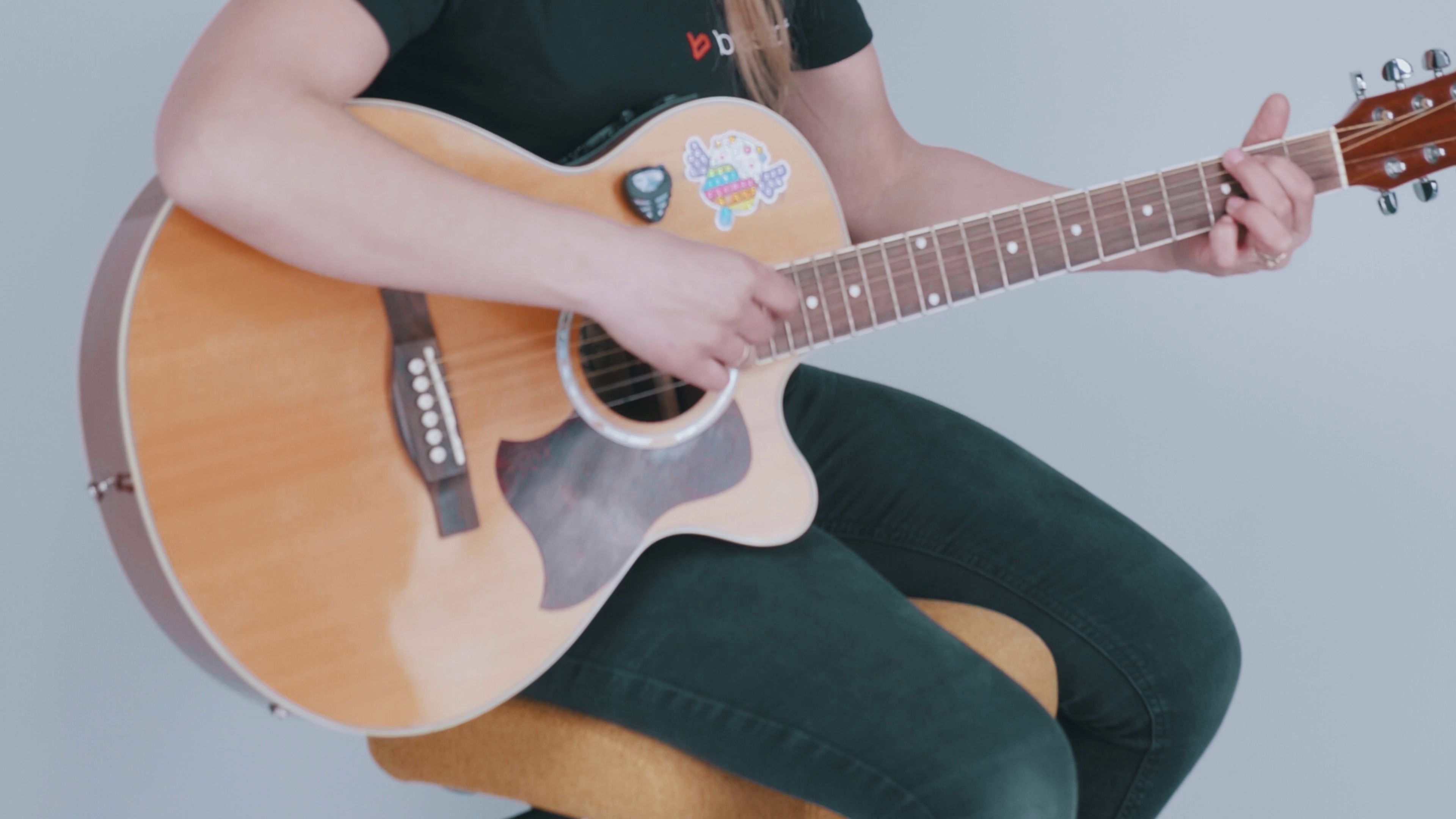 HAG Capisco do grania na gitarze – czy to dobry wybór? 6 Gra na gitarze na Hag Capisco. Źródło: Brastech