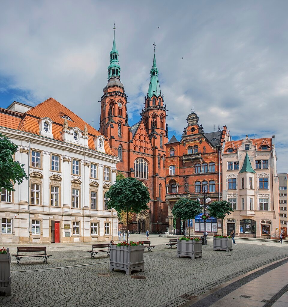 Wypożyczalnia w mieście Legnica znajduje się w samym centrum miasta - w okolicy katedry widocznej na zdjęciu. Źródło: https://commons.m.wikimedia.org/wiki/File:Legnica_-_Katedra_%C5%9Awi%C4%99tych_Aposto%C5%82%C3%B3w_Piotra_i_Paw%C5%82a.jpg