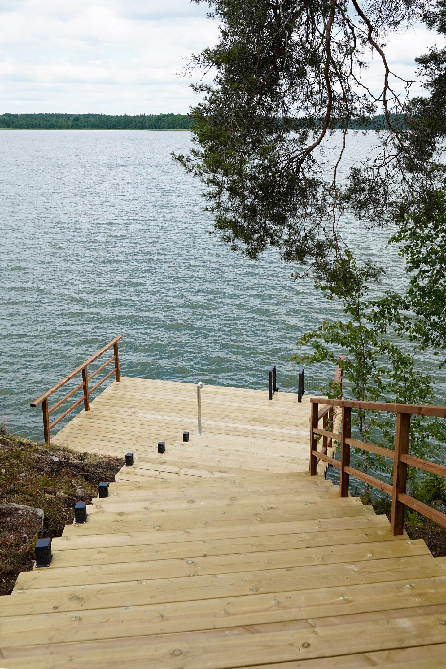 Uula Puuöljy värittömänä tai sävytettynä on paras käsittely laiturille ja puuportaille.