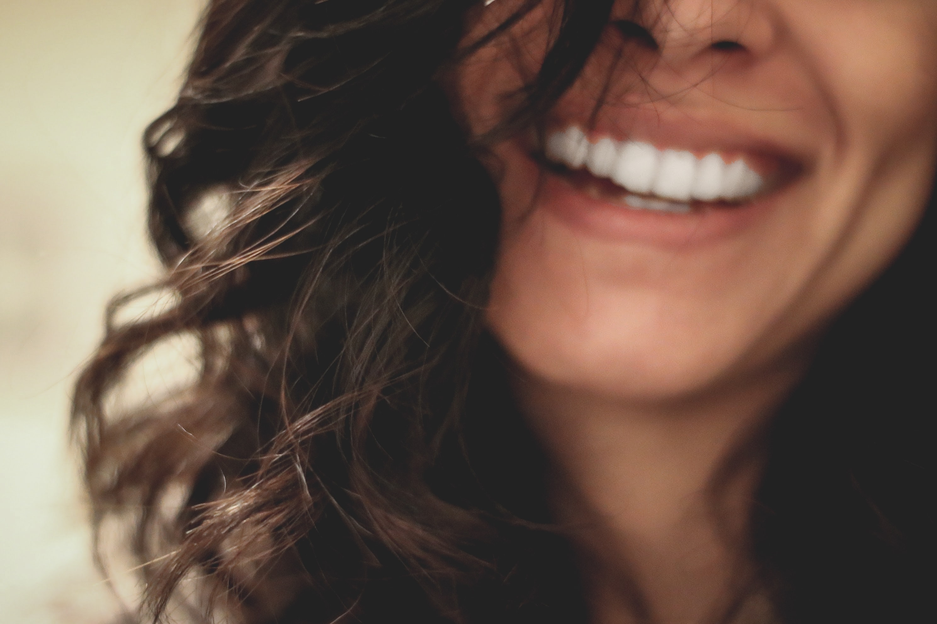 Sorriso de uma mulher com dentes brancos. Foto: Lesly Juarez - Unsplash