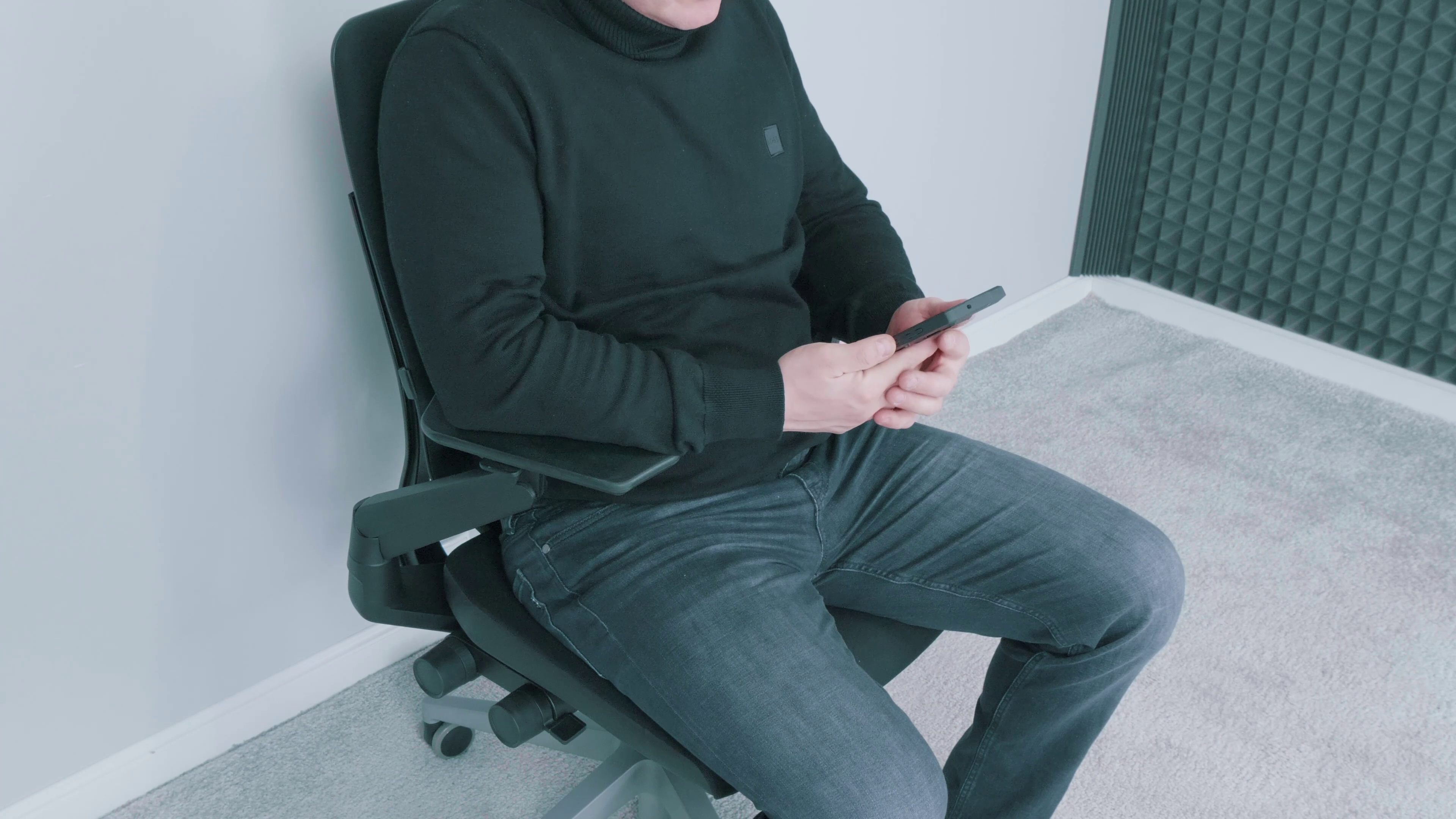 Jak dobrać fotel ergonomiczny w 6 krokach? Praktyczny przewodnik dla osób pracujących przy biurku 4 Podłokietniki w Steelcase Gesture. Źródło: Brastech