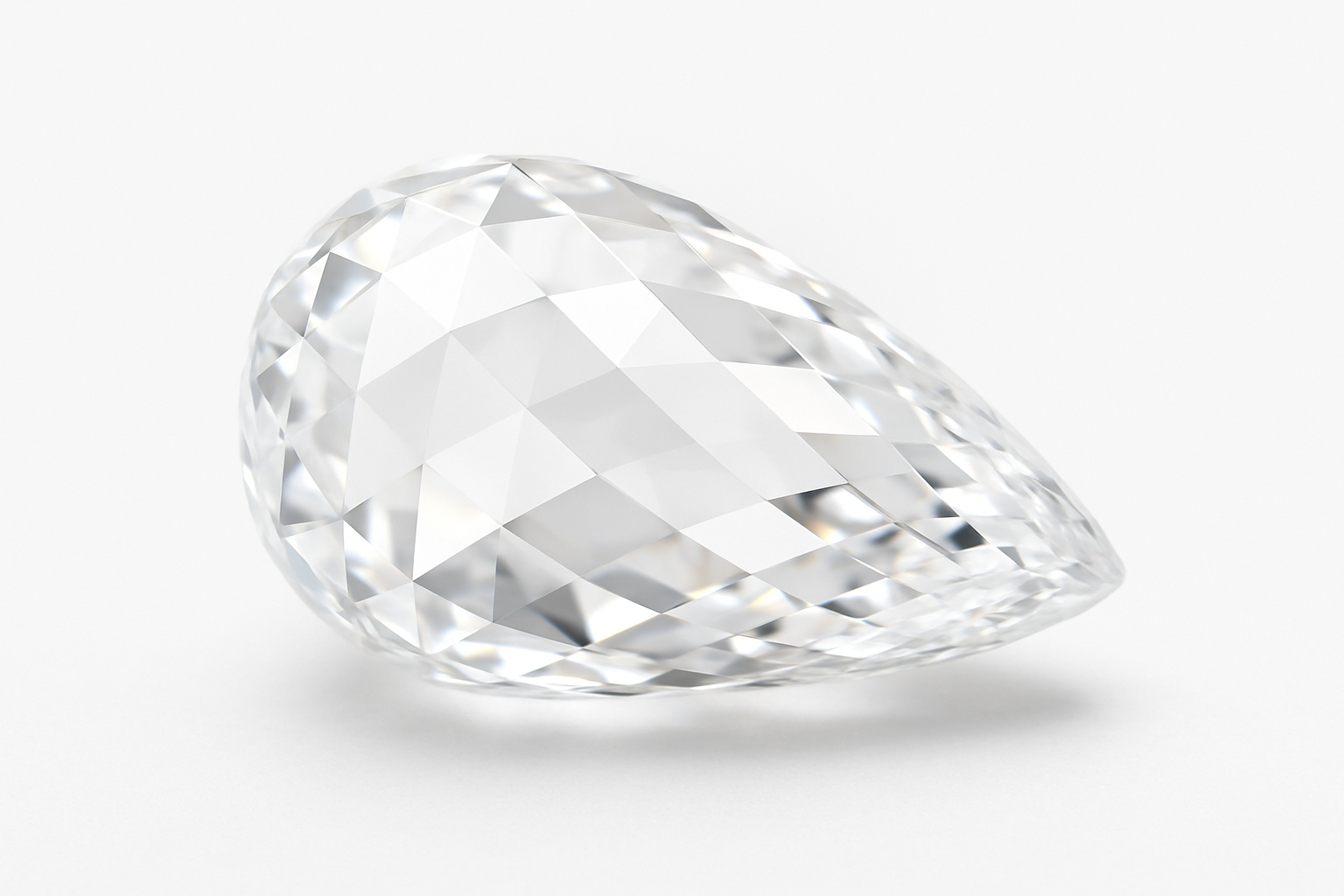 Briolette formos deimanto makro nuotrauka ant balto fono – daugybė blizgių briaunų