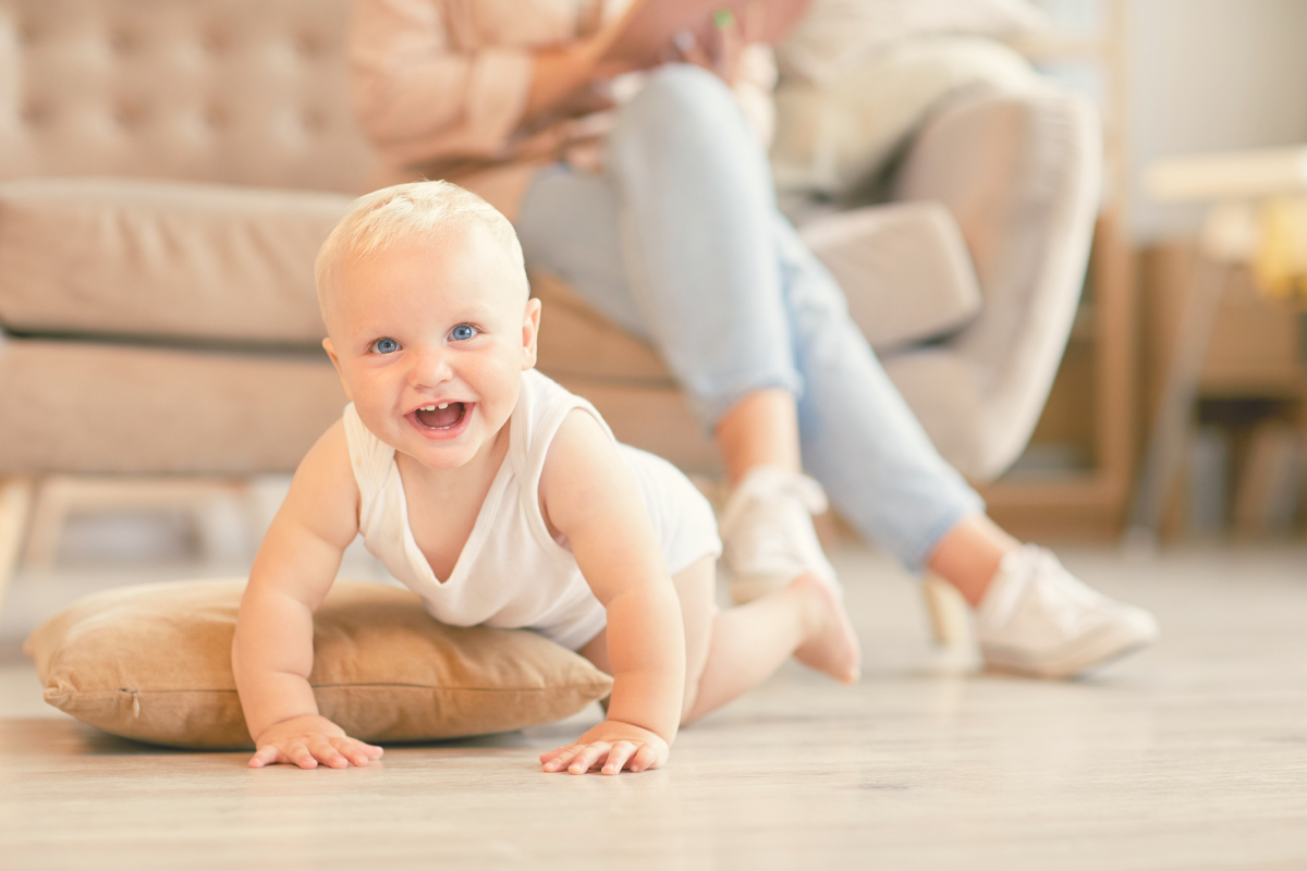 baby start crawling