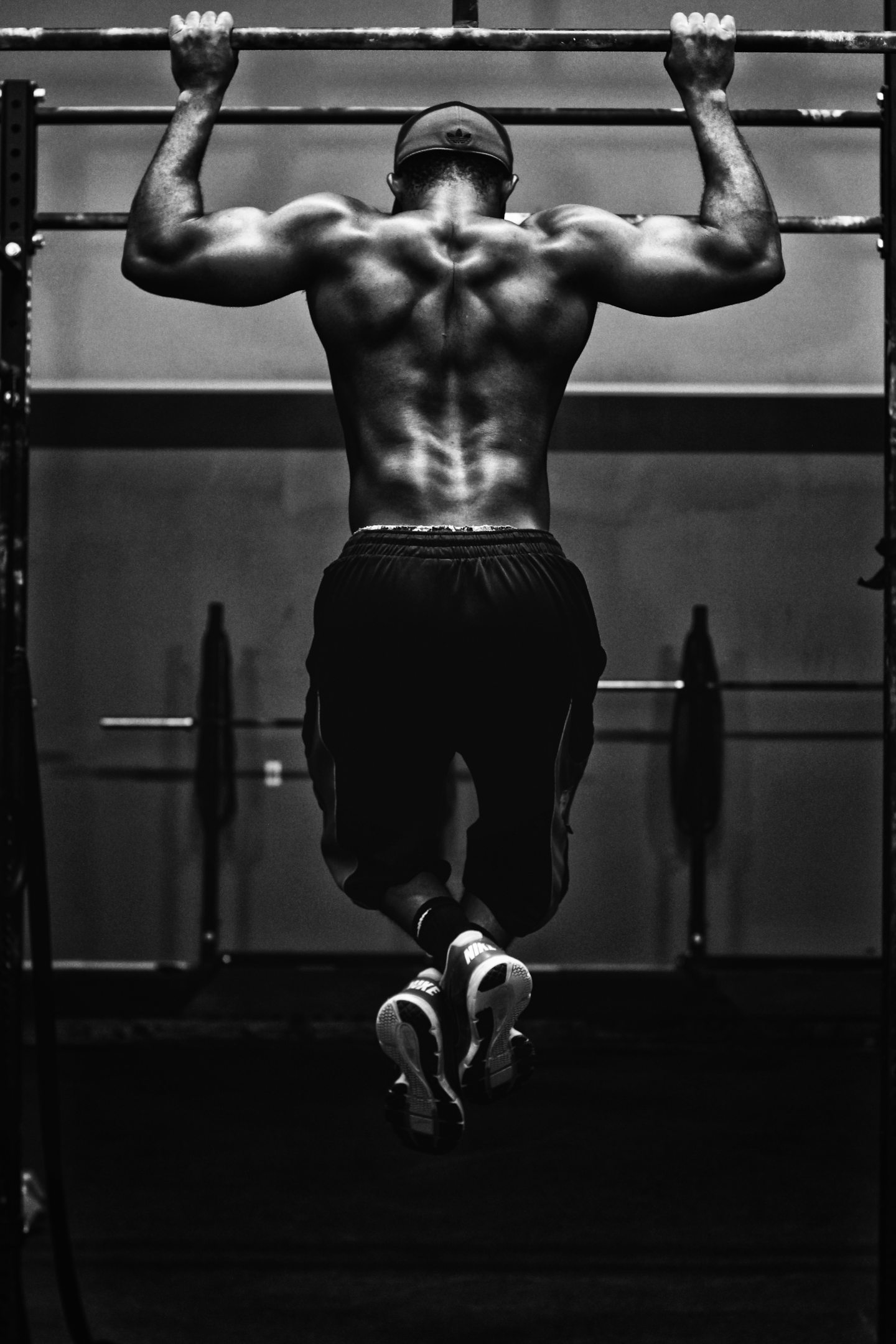 Homem em treino de musculação. Foto de Edgar Chaparro, Unsplash