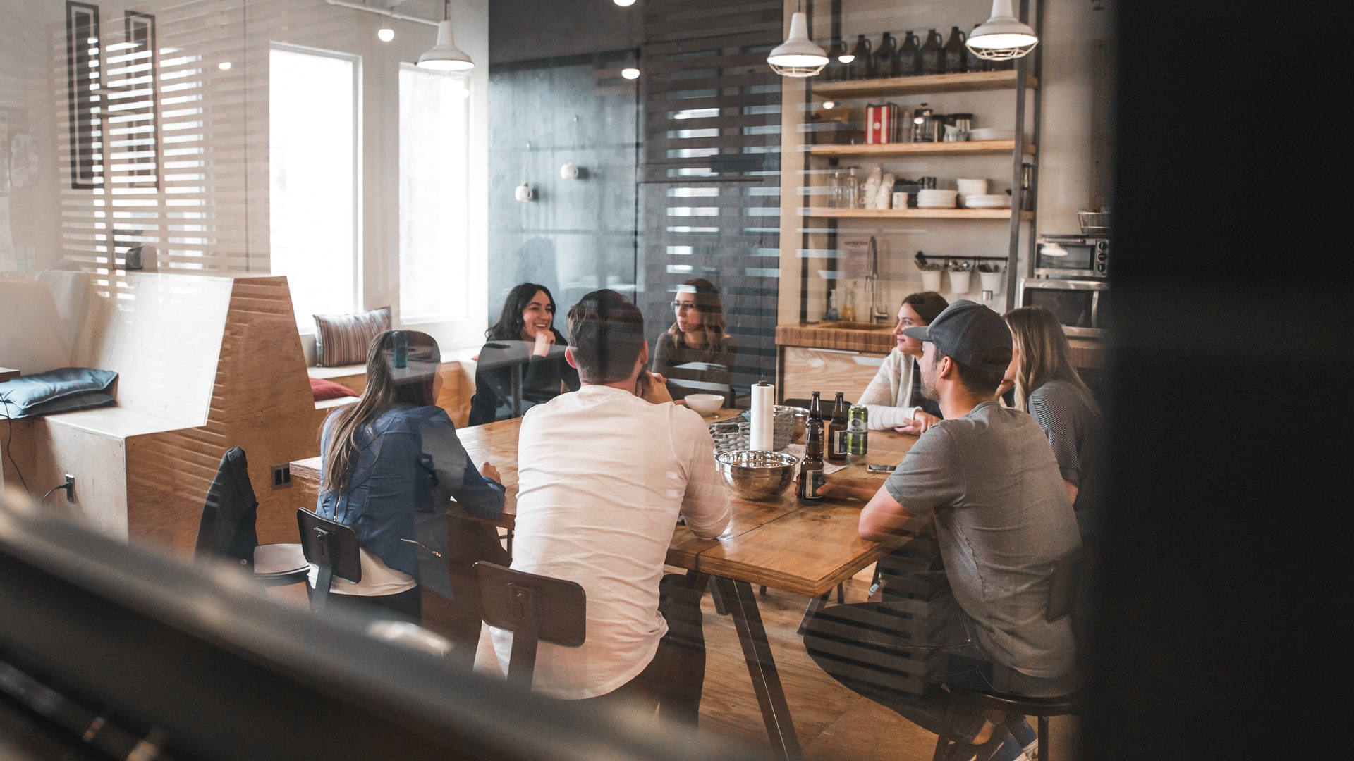 Several certified translators are sitting in an restaurant