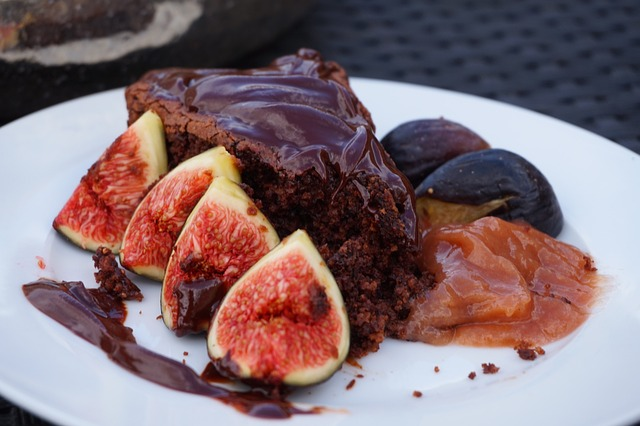 Indulge in a delicious vegan chocolate cake with fruit and caramel flavors. 