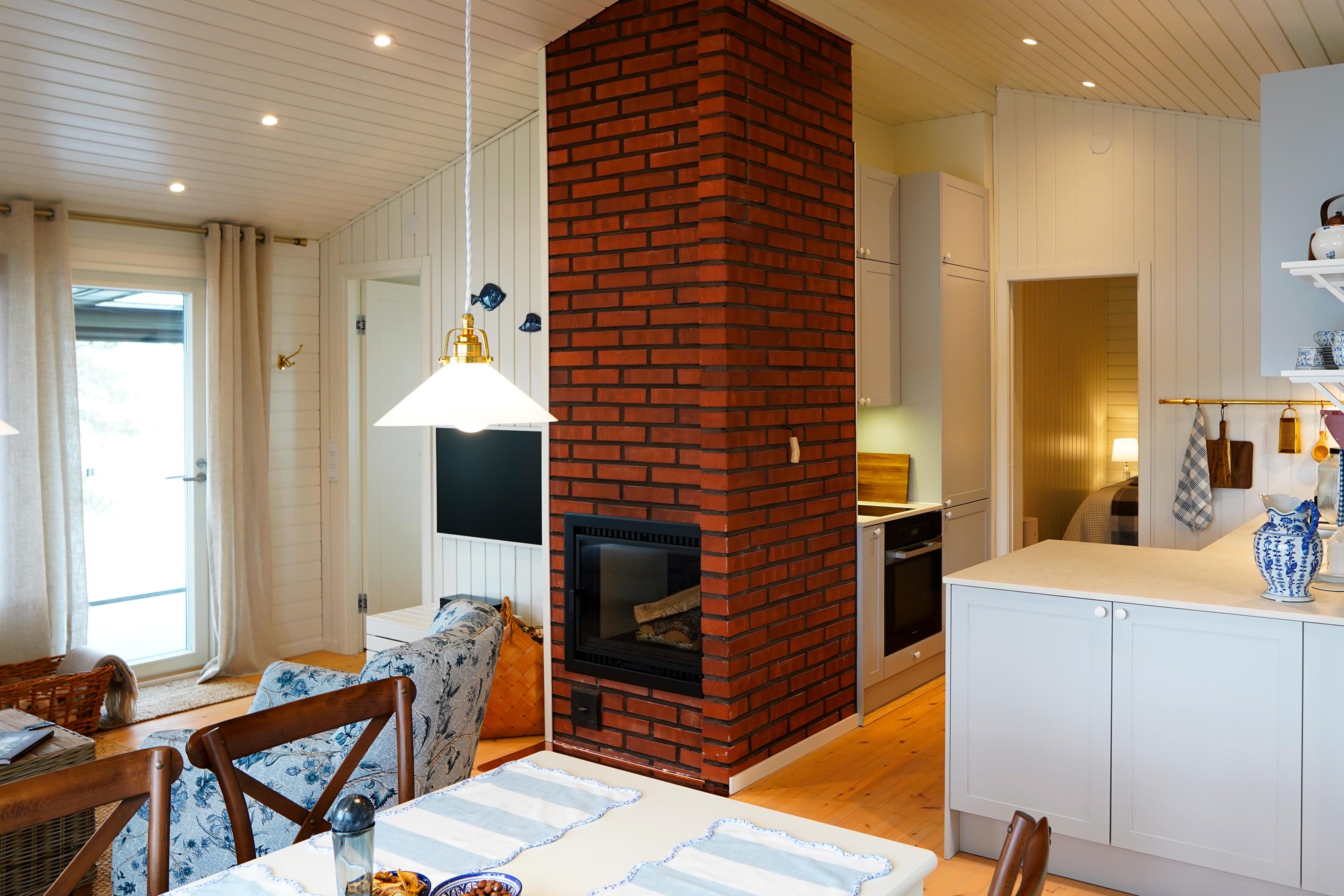 Keittiöstä saatiin toimiva poistamalla väliseinä ja vanha puuhella ja lisäämällä kaappi- ja tasotilaa.