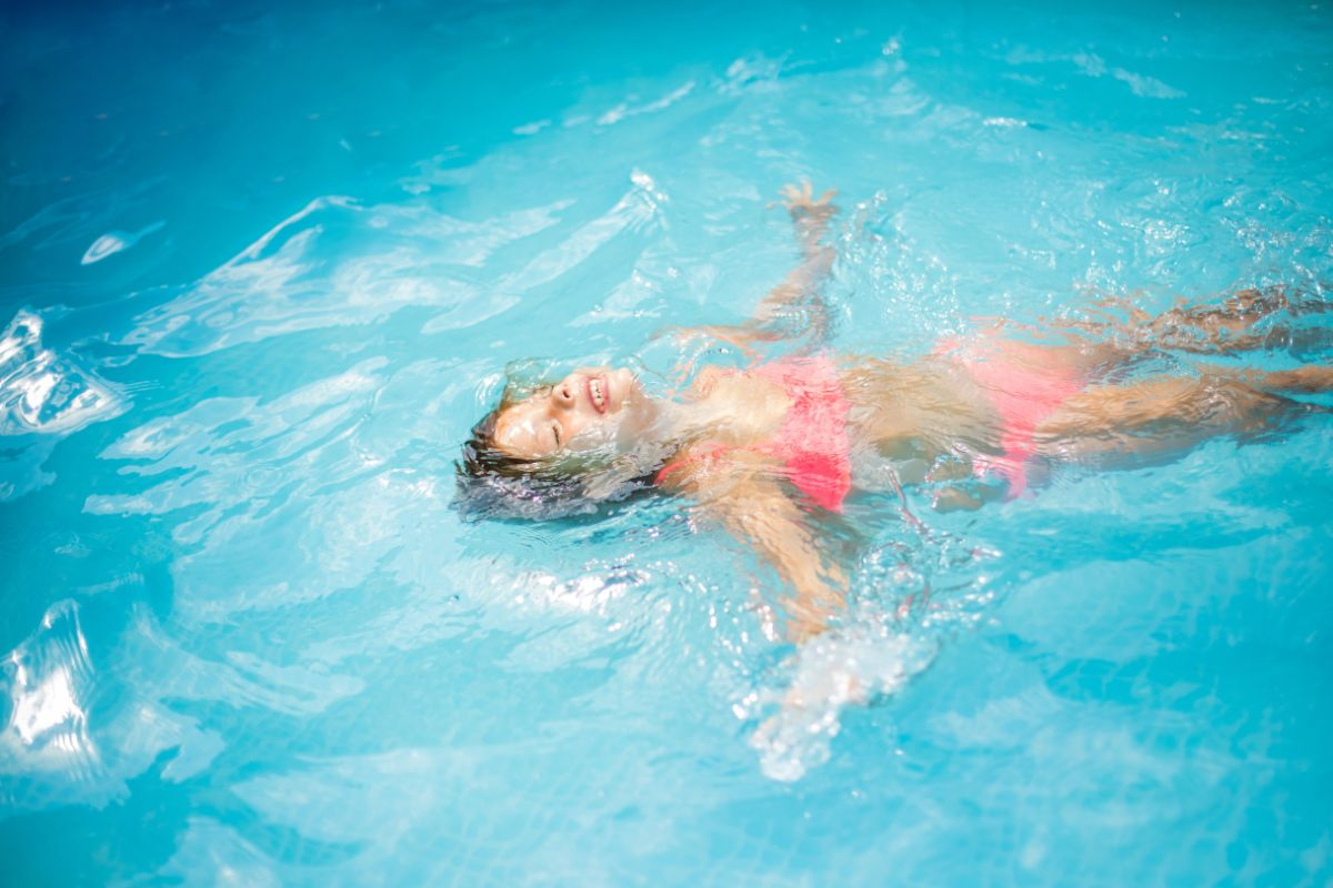 schwimmen im schwimmbad oder baden