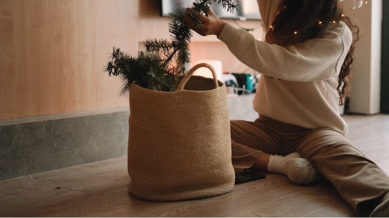 A jute bag with a handle 