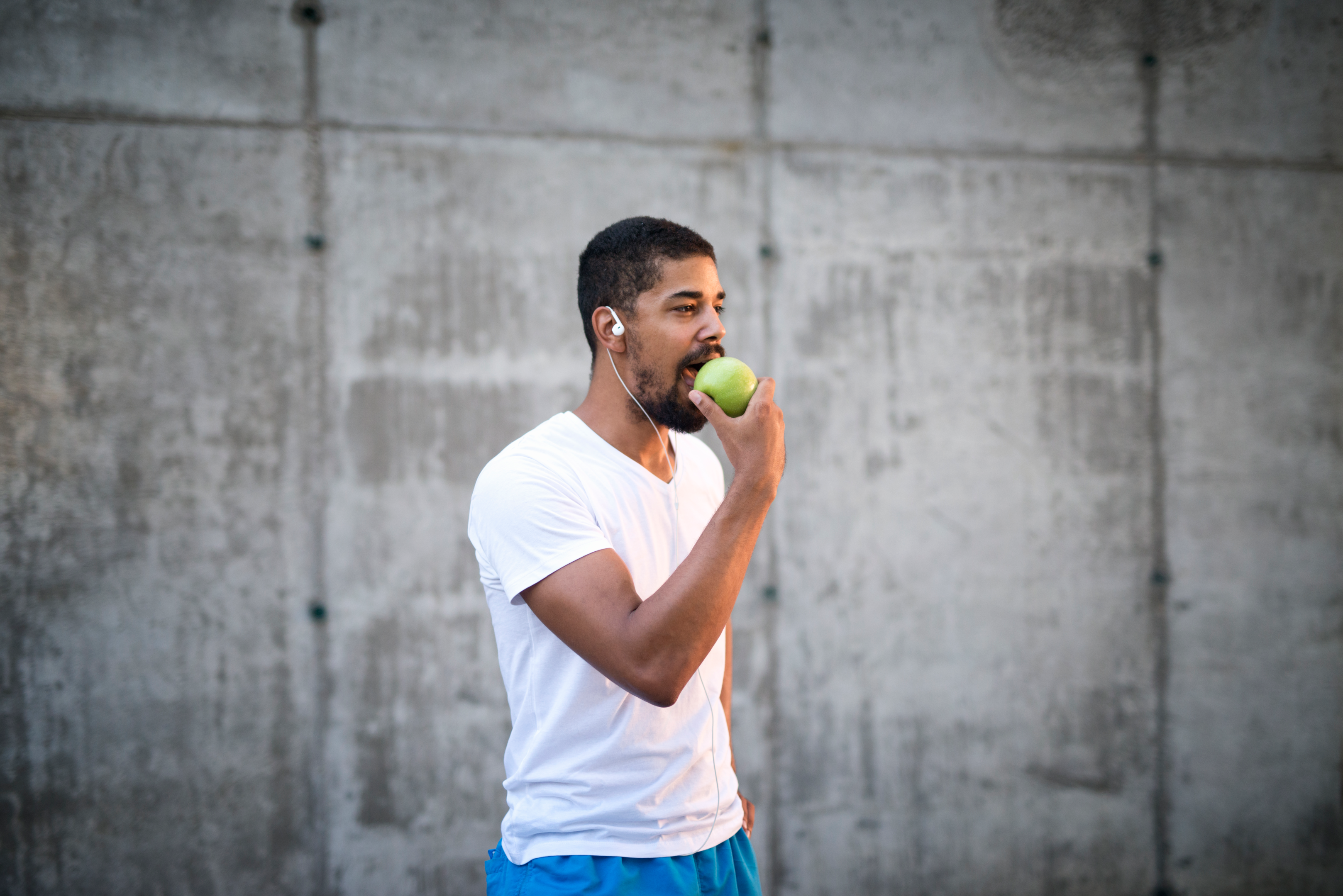 La construcción de la ganancia muscular y muscular se puede lograr comiendo alimentos saludables en un volumen limpio también conocido como bulto magro. 