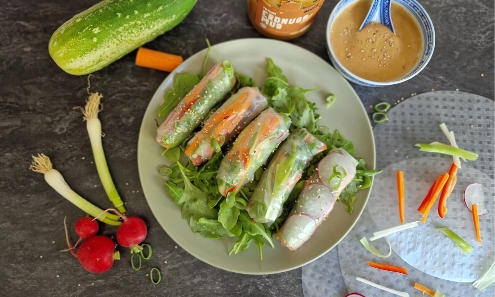 Frisch gerollte Sommerrollen mit veganer Füllung und einer Erdnusssauce