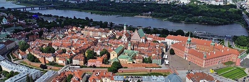 Skorzystaj z usługi wynajmu samochodu w Warszawie. Źródło: https://commons.wikimedia.org/wiki/File:Warszawa_Stare_Miasto_%28dron%29.jpg