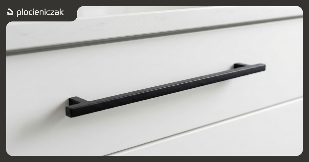 Czarne uchwyty relingowe do białych szafek kuchennych, styl nowoczesny.