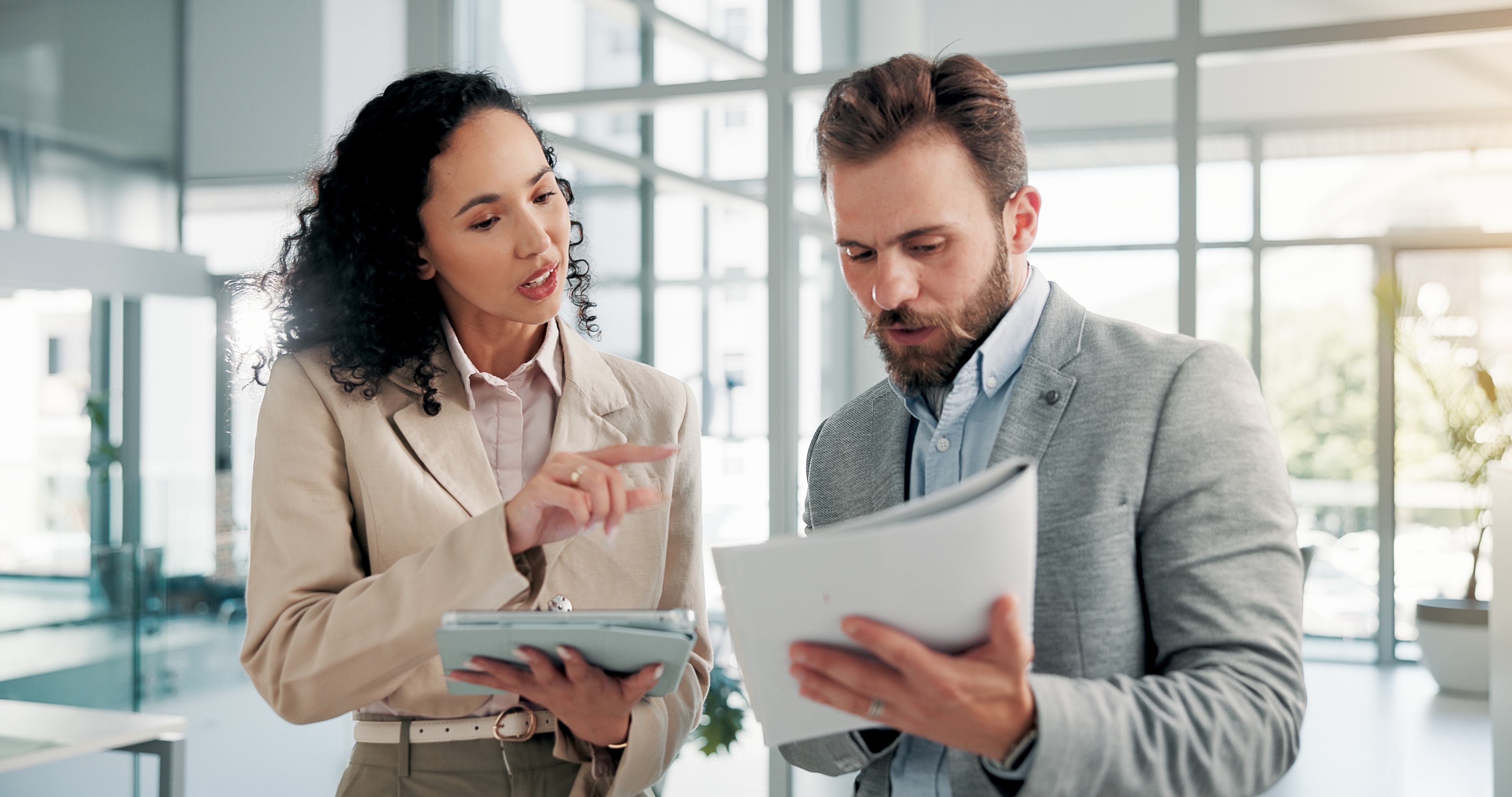 manager udziela feedbacku pracownikowi