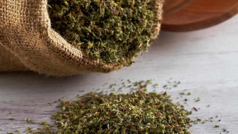 getrocknetes Zistrosenkraut in einem Jutesack