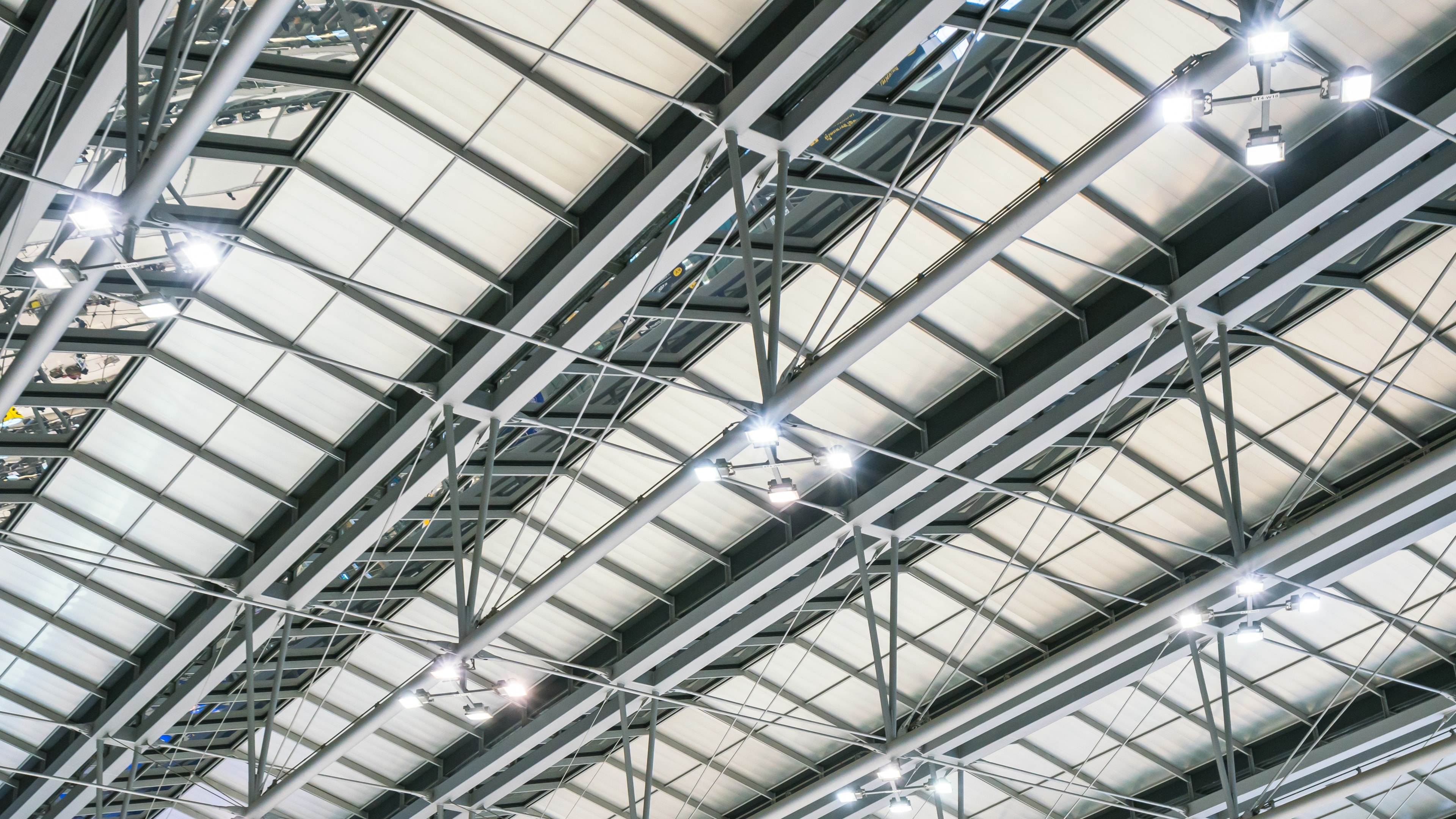 Na zdjęciu oświetlenie hali produkcyjnej – przepisy są w tym przypadku jasne.