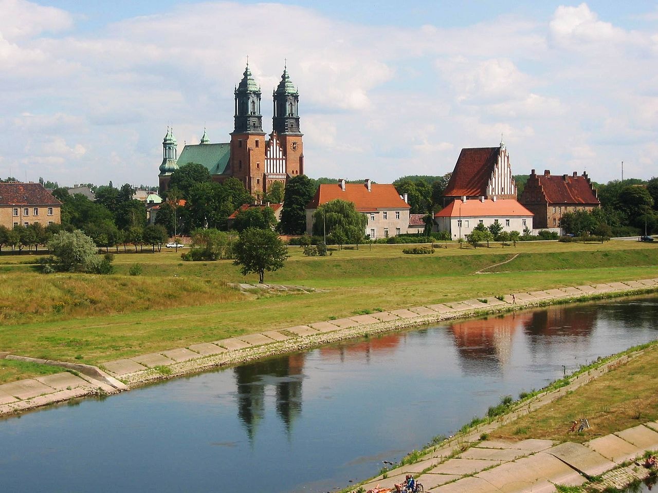 Widok na Ostrów Tumski i katedrę w Poznaniu. Źródło: https://commons.m.wikimedia.org/wiki/File:Ostr%C3%B3w_Tumski_widokowka_Poznan.jpg