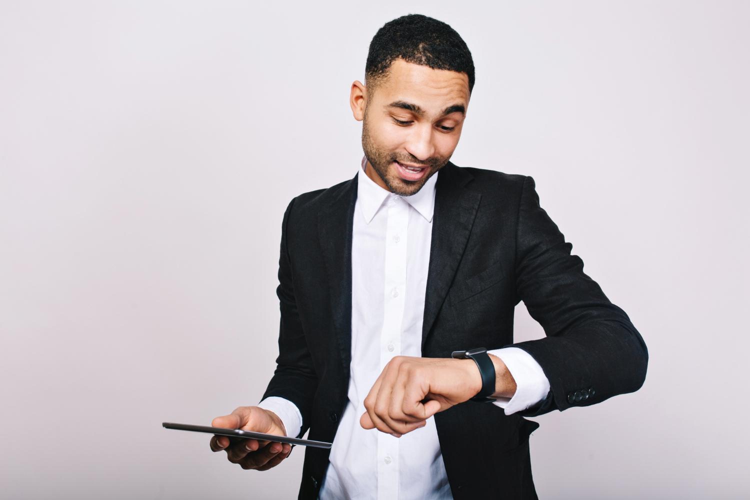 man reading a blog post about vetting suppliers