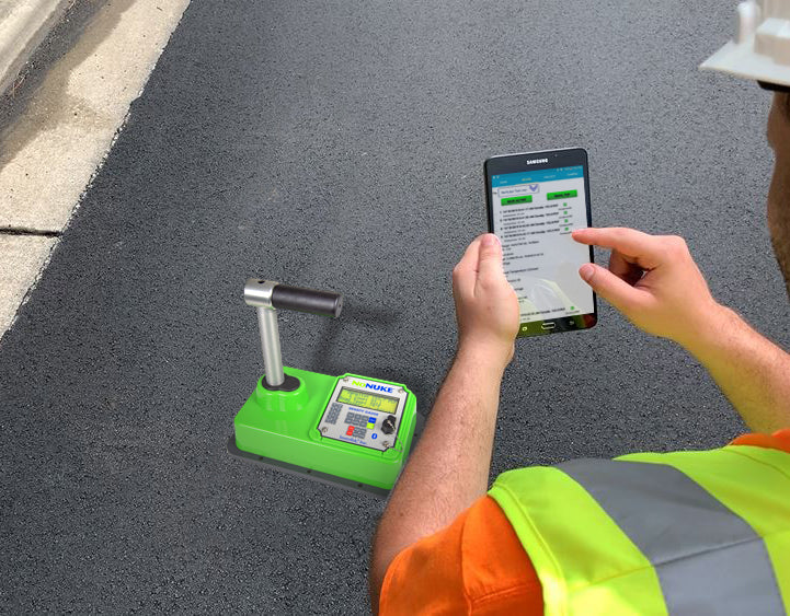 Non-destructive testing device to measure density of asphalt pavement