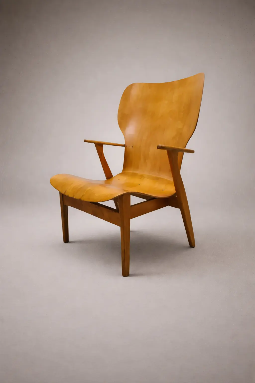 Ilmari Tapiovaara’s Domus Chair, functionality granted in unwinded beauty.