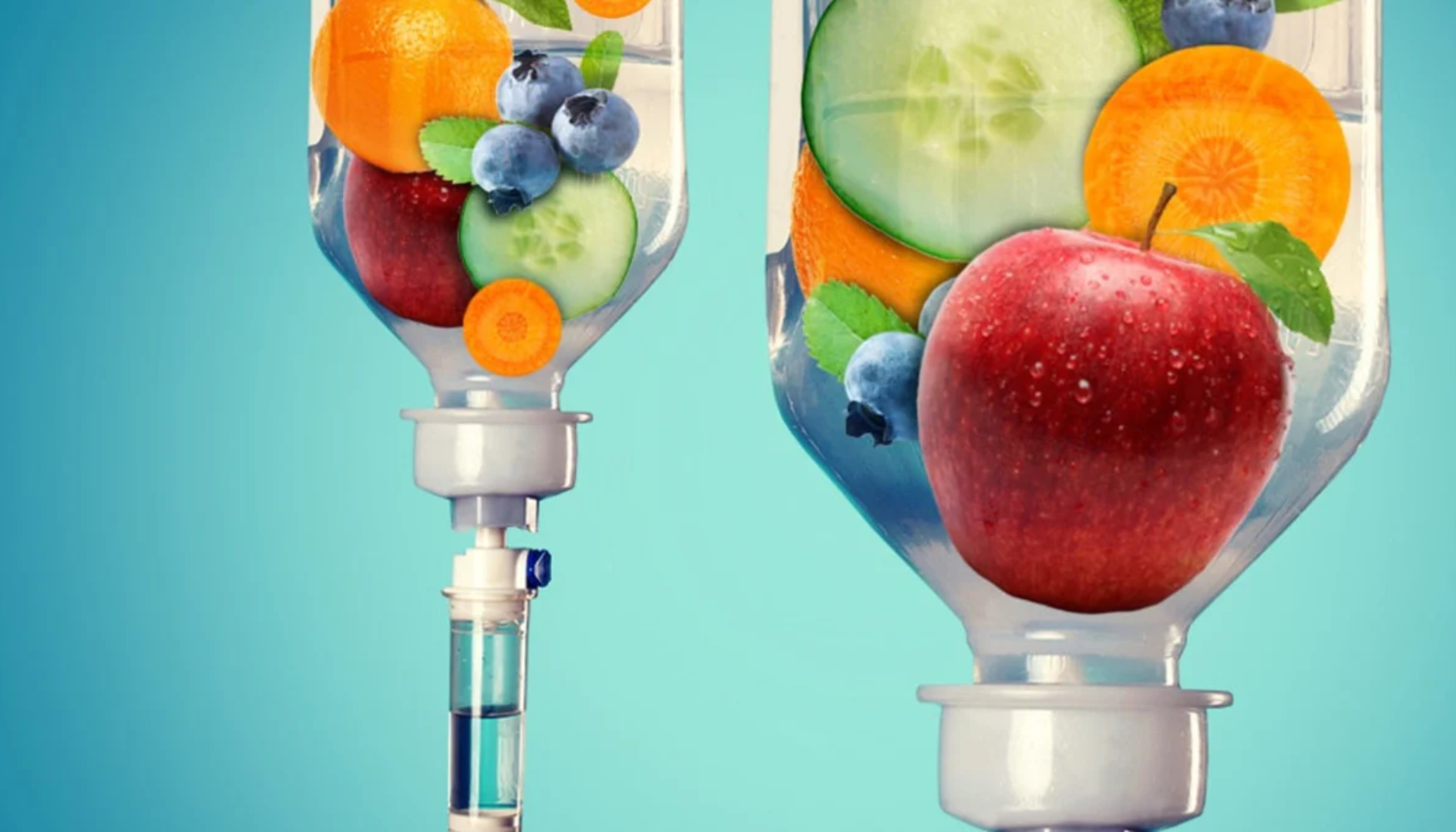 «To infusjonsposer fylt med friske frukter og grønnsaker som eple, blåbær, agurk, gulrot og appelsin mot blå bakgrunn.»