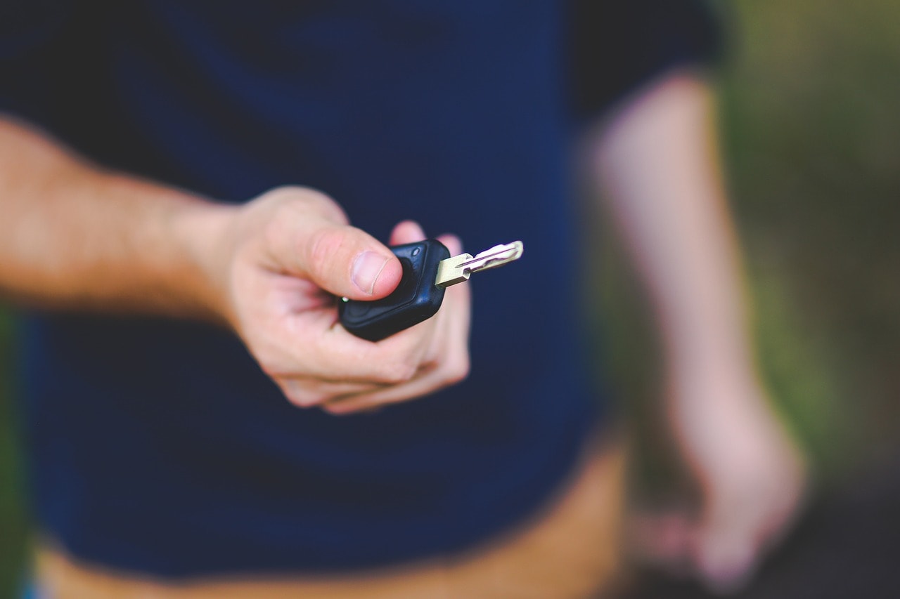 Man holds car key, source pixabay.com Man holds car key, source pixabay.com