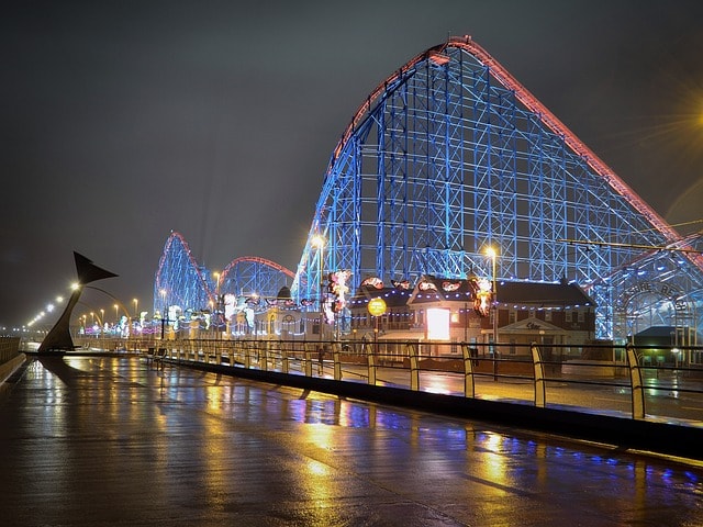 montagnes russes, Blackpool, Angleterre, fête foraine, tour, plaisir, parc, aventure, nuit, nuit, paysage, lumières, sombre, bleu, front de mer, vacances, destination, photographie, photo, montagnes russes, frisson, montagnes russes, Blackpool, Blackpool, Blackpool, Blackpool, Blackpool, montagnes russes, montagnes russes