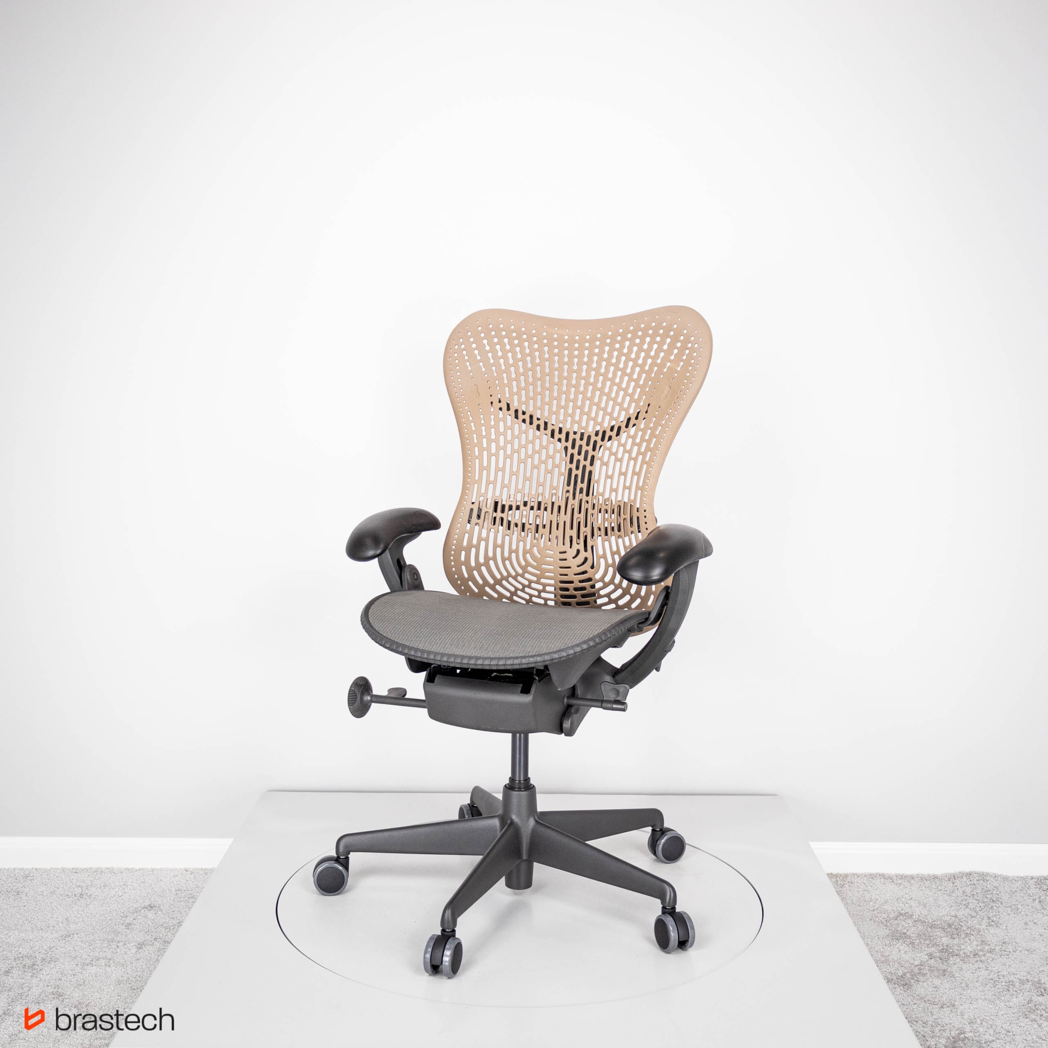 Fotel ergonomiczny ranking 2025 – który fotel ergonomiczny wybrać do pracy? 8 Herman Miller Mirra. Źródło: Brastech