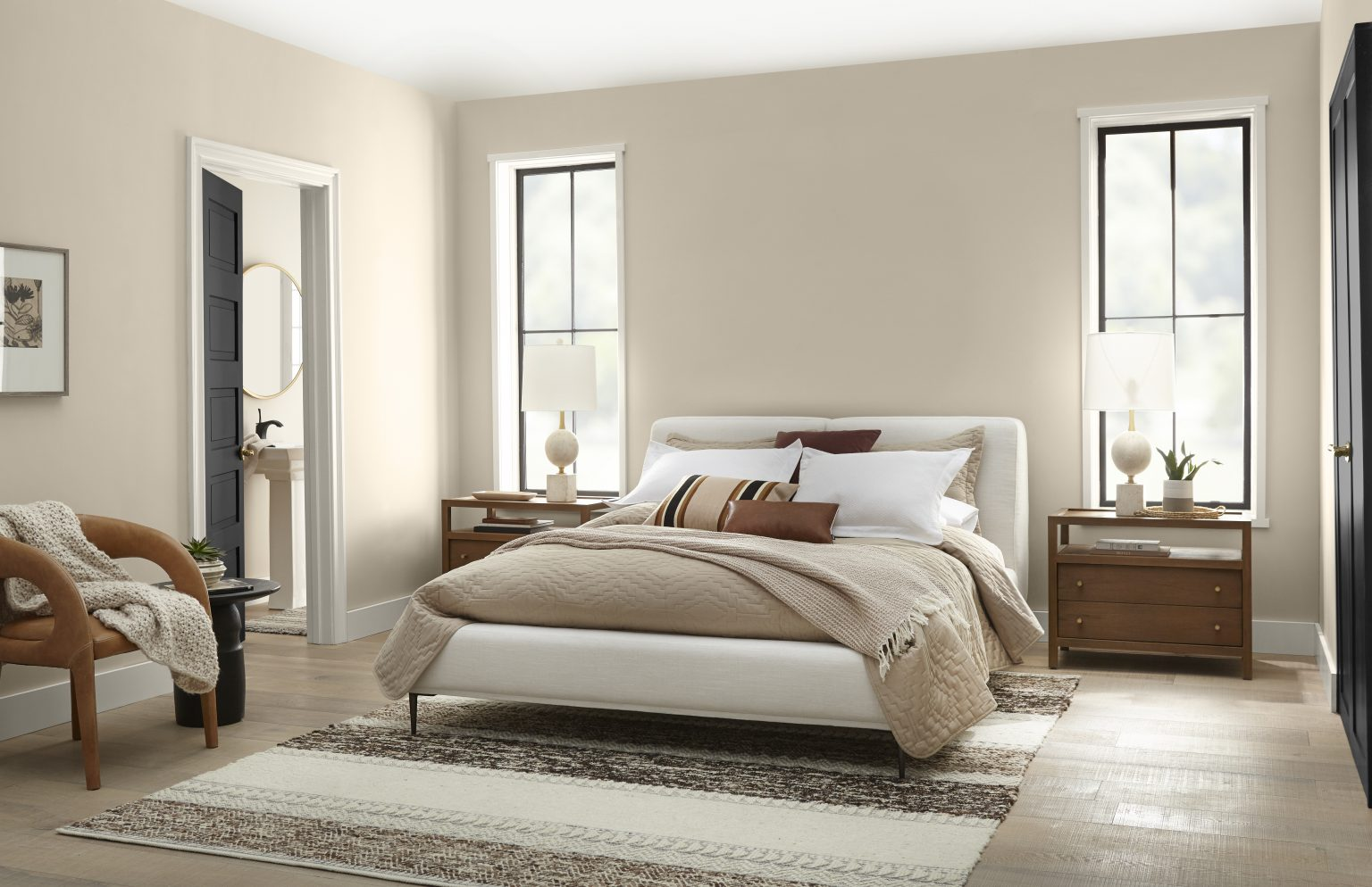 Penggunaan kombinasi pola warna dan material berteksur pada kamar tidur beige, via behr