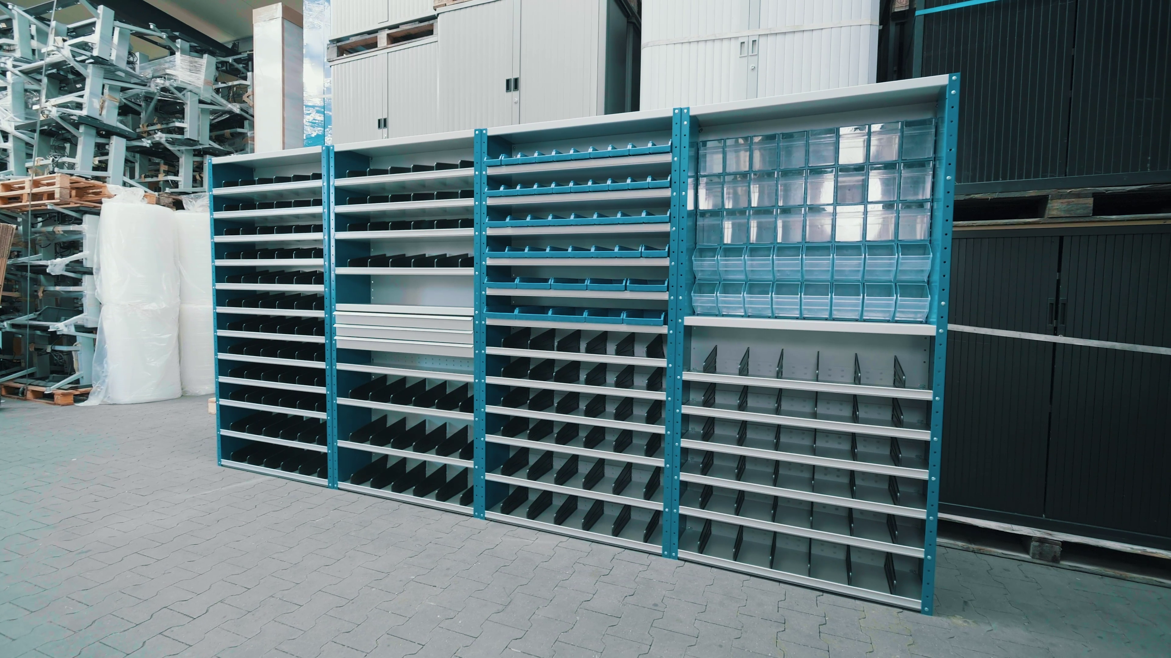 Regał z pojemnikami – kompletny przewodnik po systemach przechowywania do magazynu, warsztatu i domu 10 Gama regałów w Brastech. Źródło: Brastech